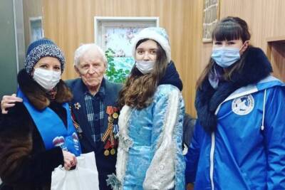 Волонтеры поздравляют ленинградце в Новым Годом - ivbg.ru - Украина