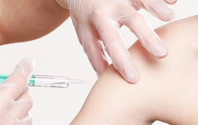 Для защиты от COVID может понадобиться до трех прививок ежегодно – ученые - korrespondent.net - Украина - Англия