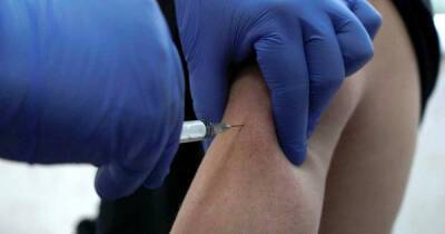 Итальянец с фальшивой рукой попытался уклониться от вакцинации - ren.tv - Италия