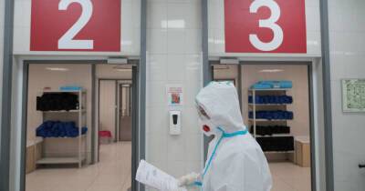За сутки в России выявлено 32 974 случаев коронавируса - ren.tv - Россия - Санкт-Петербург - Москва - Московская обл.