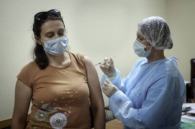 Названы регионы-лидеры по вакцинации от коронавируса - tvc.ru - Россия - Москва
