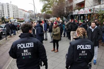 Во время протестов в Берлине пострадали трое журналистов - СМИ - aif.ru - Германия - Берлин