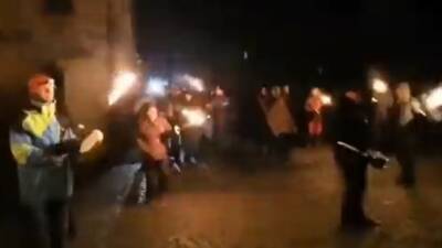 В Саксонии жители с факелами пришли к дому главы Минздрава региона - eadaily.com