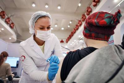 Анастасия Ракова - Более 5,7 млн человек привились от коронавируса в Москве за год - tvc.ru - Москва