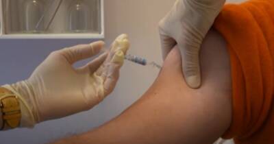 "Сюрреалистическая сцена". В Италии пациент пришел на вакцинацию с силиконовой рукой - focus.ua - Украина - Италия