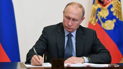 Владимир Путин - Социальный документ: Путин подписал закон о бюджете на ближайшие три года - russian.rt.com - Россия