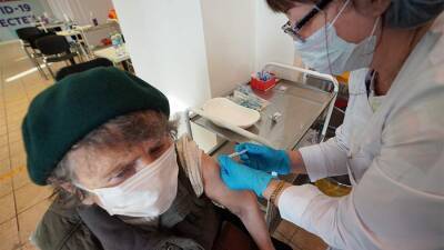 В Смоленской области ввели обязательную вакцинацию для пожилых и студентов - iz.ru - Израиль - Смоленская обл.