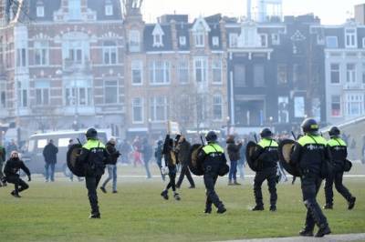 Полиция задержала свыше 30 участников акции протеста в Амстердаме - aif.ru - Голландия - Амстердам - Апелдорн