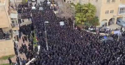 Тысячи израильтян нарушили карантин и отправились на похороны раввина - ren.tv - Израиль