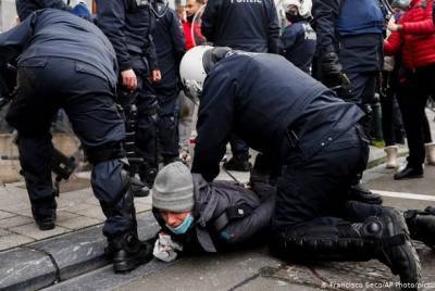 В ряде стран ЕС протестовали против коронавирусных ограничений - unn.com.ua - Вена - Киев - Австрия - Будапешт - Амстердам - Венгрия - Брюссель