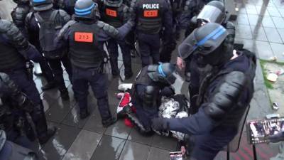 Опасный флешмоб: протесты ковид-диссидентов приобретают рискованные формы - vesti.ru - Франция