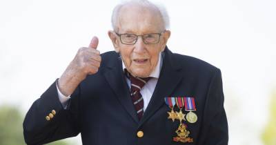 Томас Мур - В Великобритании 100-летний мужчина, который собрал для медиков миллиона фунтов, заболел коронавирусом - tsn.ua - Англия