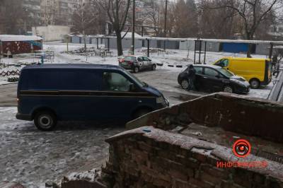 В Днепре девушка выпала из многоэтажки и травмировала мужчину - zik.ua