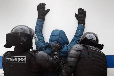 В Москве арестовали бросившего файер в полицейских участника незаконной акции - tvc.ru - Россия - Москва