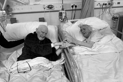 Муж и жена 70 лет прожили в браке и умерли от коронавируса с разницей в три дня - lenta.ru - Англия