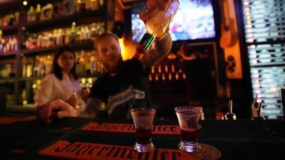 В Москве стали чаще искать работу барменом после снятия ограничений на работу ресторанов - iz.ru - Москва - Израиль