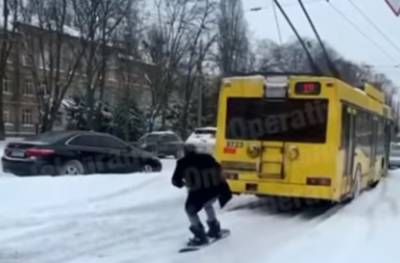 Киевлянин прокатился на сноуборде, прицепившись к троллейбусу, видео: "Решил проблему поездок на работу" - politeka.net - Киев
