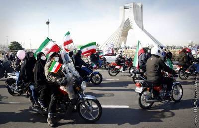Касем Сулеймани - Иранцы устроили автопробеги в честь годовщины Исламской революции - interfax.ru - Москва - Иран - Тегеран