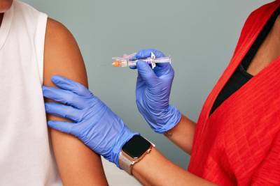 "Ковидная рука": что известно о новом побочном эффекте на вакцину против коронавируса - 24tv.ua