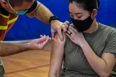 Миллионы японцев останутся без вакцины из-за неправильных шприцов - lenta.ru - Япония