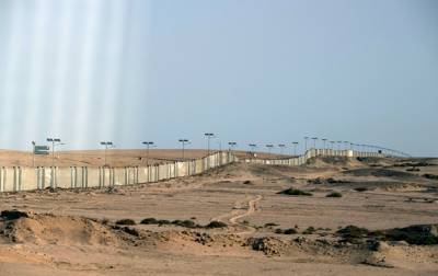Известный египетский курорт оградили забором с колючей проволокой - korrespondent.net - Египет