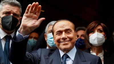 Сильвио Берлускони - Берлускони попал в больницу после падения в резиденции - russian.rt.com - Италия - Рим - Монако