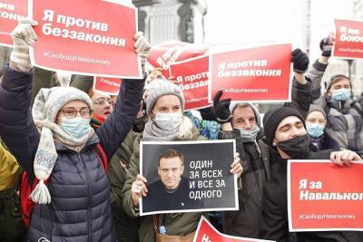 Алексей Навальный - Опрос: 45% россиян считают протесты в поддержку Навального главным событием месяца - znak.com - Россия - Сша
