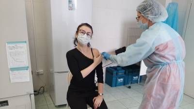 Вакцинация от COVID-19 в Петербурге бьет рекорды по количеству привитых за сутки - riafan.ru - Санкт-Петербург