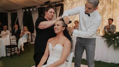 На свадьбе жених перед гостями побрил голову невесте: какая неожиданная причина - 24tv.ua - Новая Зеландия