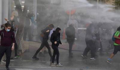 Полиция Кипра разогнала протестующих водометами и слезоточивым газом - newizv.ru - Кипр