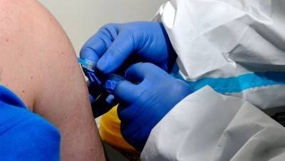 Майкл Кинч - Ученые заявили о риске «постепенного устаревания» вакцин от коронавируса - gazeta.ru - Сша - Англия - Вашингтон