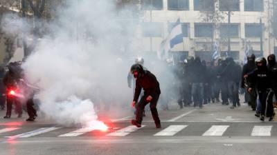 Недовольных "намордниками" разогнали газом в центре Афин - vesti.ru