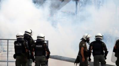 Полиция Греции использовала слезоточивый газ в отношении митингующих против карантина - belta.by - Греция