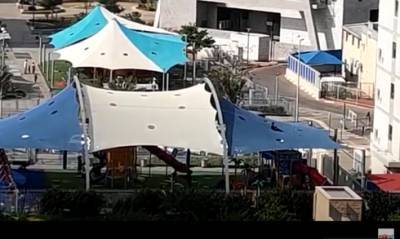 Видео: дети устраивают смертельные игры на навесах над площадками - vesty.co.il - Израиль
