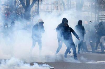 В Греции полиция применила слезоточивый газ против демонстрантов, выступающих против карантинных мер - argumenti.ru - Греция - Афины