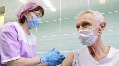 Российский врач оценил идею прививать пожилых людей от коронавируса на дому - inforeactor.ru