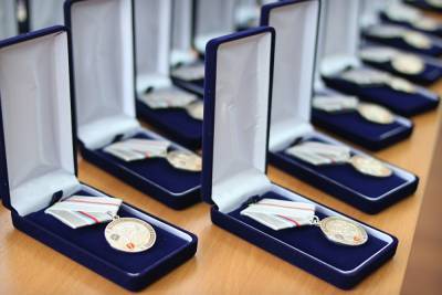 Валерий Гартунг - 50 сотрудников ЧКПЗ получили награды за борьбу с пандемией COVID-19 - znak.com - Россия - Челябинск