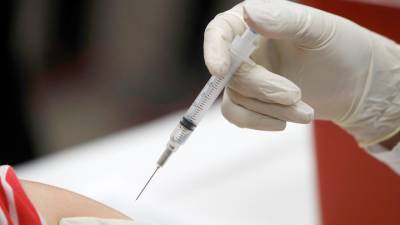 Мужчина умер через 8 минут после прививки от коронавируса - vesti.ru - Греция