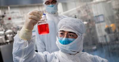 В Китае поймали аферистов, продававших минералку под видом вакцины от коронавируса - dsnews.ua - Китай - Гонконг