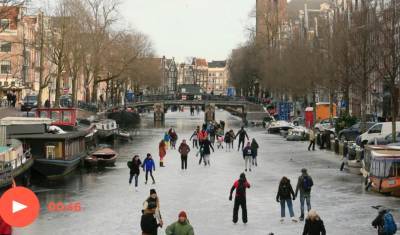 Марк Рютте - Амстердамцы катаются по замерзшим каналам и проваливаются под лед (ВИДЕО) - newizv.ru