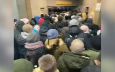 В Киеве образовалась огромная очередь в метро - korrespondent.net - Киев