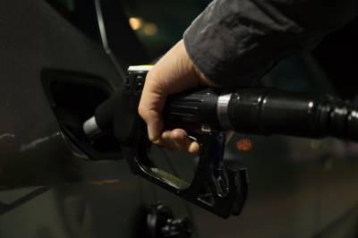 Цена на нефть растет до рекордных показателей: сколько стоит бензин - 24tv.ua