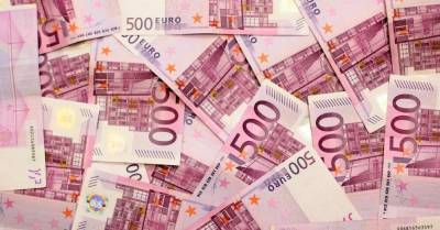 Получившие 500 евро за ребенка должники должны связаться с судебным исполнителем, чтобы тот не забрал деньги со счета - rus.delfi.lv - Латвия