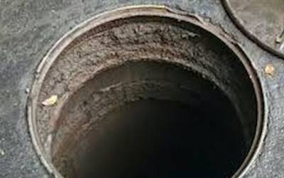 ЧП в Киеве: человека заварили под люком в канализации, что произошло - politeka.net - Киев