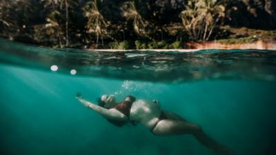 Плавание в облаках: фотограф делает впечатляющие кадры беременных женщин под водой океана - 24tv.ua - штат Гавайи