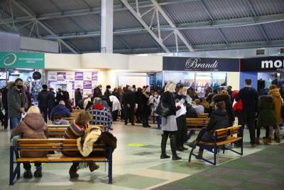 В торговом центре Екатеринбурга десятки людей выстроились в очередь на прививку от ковида - znak.com - Екатеринбург