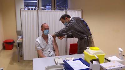 Вести в 20:00. Прививочная кампания под угрозой: Европа столкнулась с дефицитом вакцин - vesti.ru - Англия
