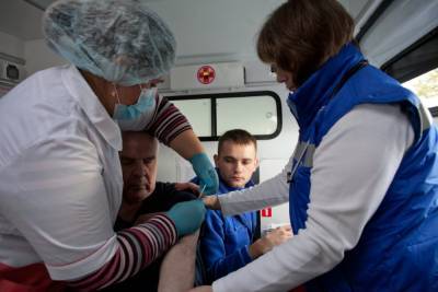 Дмитрий Ченцов - Прививки от COVID-19 в Петербурге получат на два миллиона человек меньше - abnews.ru - Санкт-Петербург