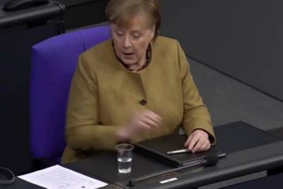 Ангела Меркель - Паника Меркель из-за ненадетой маски попала на видео - mk.ru