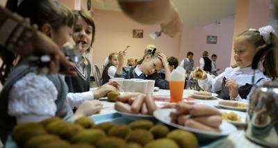 Директор эстонской школы встал к плите: повара ушли на карантин - lv.sputniknews.ru - Эстония - Рига